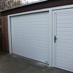 Garageport med indgangsdør i hvid.