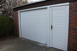 Garageport med indgangsdør i hvid.